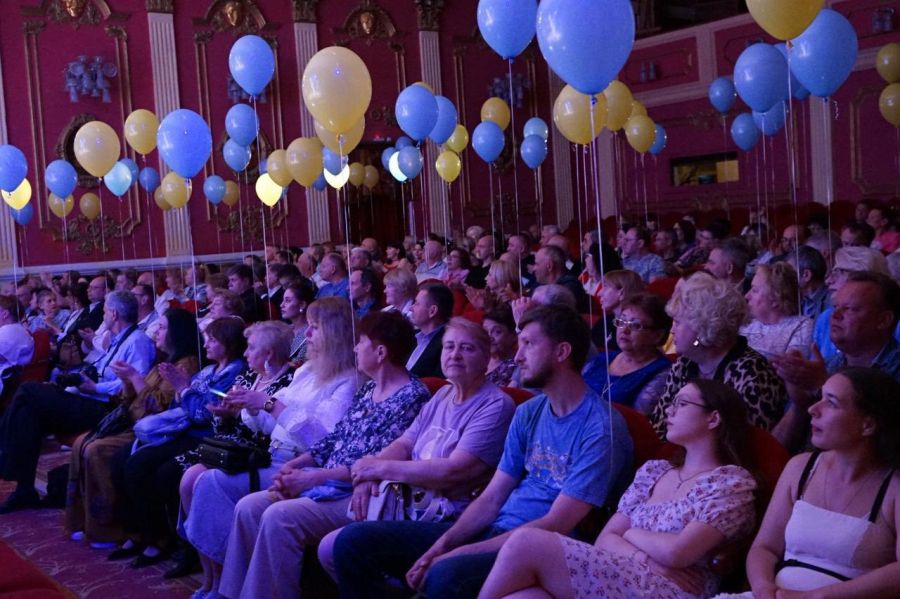 в залі Національного академічного українського театру драми та музичної комедії міста Миколаєва